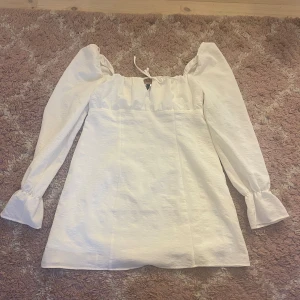 Klänning 🌸 - Fin klänning från hm, perfekt nu till sommaren! Stolek L💞