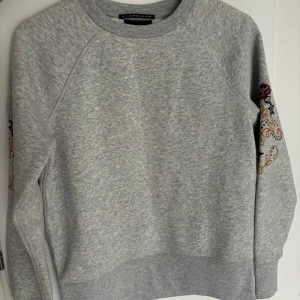 Grå tröja - Supersnygg grå tröja/hoodie med broderi på ärmarna från scotch&soda💕 Väldigt bra skick då den sällan är använd💕