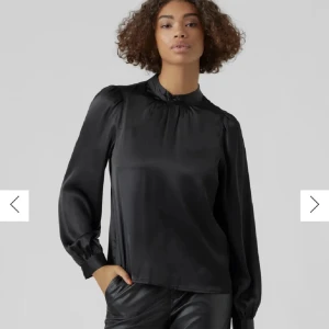 Blus  - En vanlig blus från vero Moda. Använt den en gång. Pris går alltid att diskuterar!