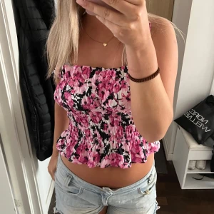 Blommig topp - Jätte söt och somrig blommig topp💞