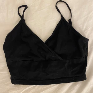 V-ringad topp - Säljer denna v-ringade toppen, den är i super bra skick då jag bara använt den en gång💗