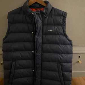 Gant Väst - Mörkblå gant väst, Storlek S. Fint skick, inte använd mycket alls. 
