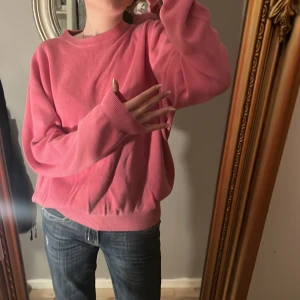 Rosa stickad - fin rosa tröja. sitter snyggt oversize på mig som brukar ha ca S-M i tröjor. Perfekt nu till höst!