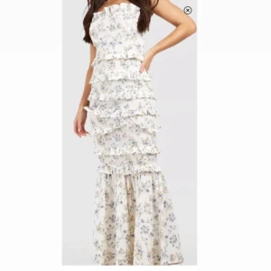 Långklänning - Så fin långklänning, endast använd 1 gång! Strl 38 men jag brukar ha 34/36 och den sitter perfekt! Byter gärna