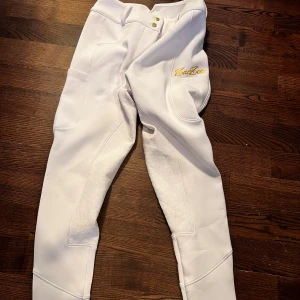 Vita Zaczess Ridbyxor BomBay - Säljer mina fina vita Zaczess ridbyxor i modellen Bombay.  Använt 2 gånger på tävling.  Är i 100% nyskick!!  Nypris: 1.300kr Mitt pris 600kr  Passar allt från XS-M skulle jag säga.   Fraktas helst inte, men kan göra vid en snabb affär.