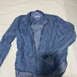 Tommy hilfiger jeans skjorta  - Ganska ny och väldigt luftig. Den är inte strykt på bilden men ser helt ny ut när den väl är det. 