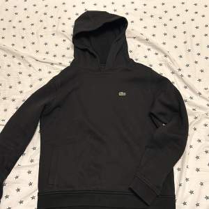 Hej säljer min snygga Lacoste Hoodie som tyvärr blivit för liten. Den är i perfekt skick och är toppen nu till sommaren. Köpt för orignalpris 899kr