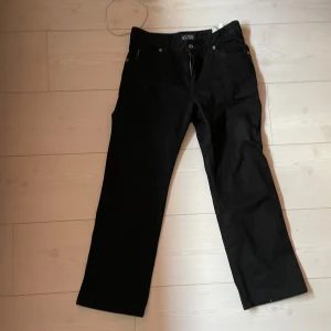 Svarta jeans  - Köpte dessa Armani jeans secondhand och jag älskar de verkligen, men tyvärr är de lite för små för mig!! 💕💕