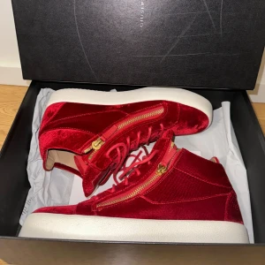Giuseppe Zanotti Kriss Velvet Sneakers  - Giuseppe Zanotti Kriss Velvet Sneakers, i nyskick endast använda en gång. Inköpt på FARFETCH för 437,50€. Väldigt fina och unika skor för någon som vill skina ordentligt. Väldigt fin röd färg samt att tyget är otroligt! 