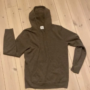John henric kashmir hoodie - Säljer en näst intill oanvänd kashmir hoodie i strl S som sitter tts. cond 9,7/10. | skriv vid funderingar. priset kan diskuteras