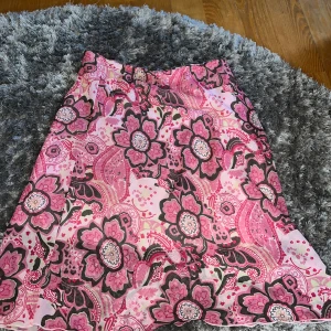 Söt kjol - Fin och söt knäkjol, har fått denna och det står ingen storlek eller märke därav pris men skulle säga S/M i storlek🩷