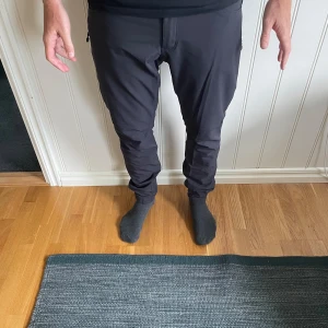 Friluftsbyxor Revolution Race stl L  - Friluftsbyxor Revolution Race stl L  Explorer Outdoor Jeans Skick: 8/10