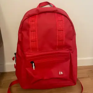 Säljer denna röda ryggsäck från douchebag 🎒Perfekt att ha som skolväska! Kommer ej till användning så är öppen för prisförlag!