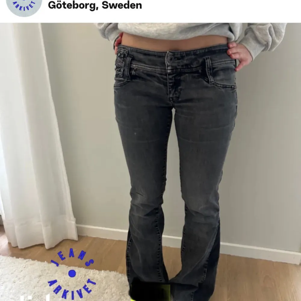 Jättesnygga svarta lågmidjade diesel jeans som är köpta här på Plick från Jeansarkivet. Säljer då dem är för små, dem är endast testade och i nyskick! Dem är utsydda där nere, skriv för egna bilder!💘  Midjemått:  29W eller 39 cm  Innerbensländ: 80 cm. Jeans & Byxor.