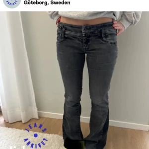 Svarta lågmidjade diesel jeans - Jättesnygga svarta lågmidjade diesel jeans som är köpta här på Plick från Jeansarkivet. Säljer då dem är för små, dem är endast testade och i nyskick! Dem är utsydda där nere, skriv för egna bilder!💘  Midjemått:  29W eller 39 cm  Innerbensländ: 80 cm