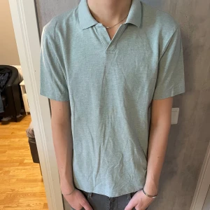 Bläck piké  - Hej, säljer en Bläck piké från MQ i färgen turkos/ ljus blå. Storlek S kan passa Xs också. Moddelen på bilden är 180cm lång och väger 61kg. Pikén är i 9/10 skick. Tveka inte på att kontakta oss ifall du har några frågor eller funderingar🙌🔥