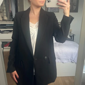 Blazer - Så snygg blazer från Zara! Sparsamt använd och är i nyskick. 