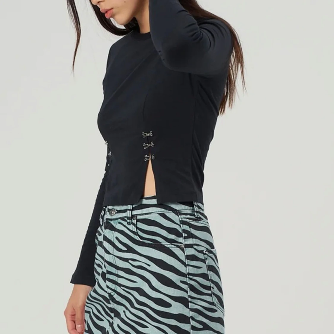 Svart långärmad med knäppen