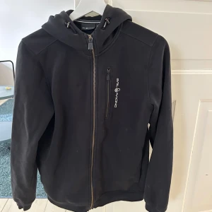 Sail racing  - Säljer en sail racing kofta i storlek 170. Den är använd få tal gånger och är i bra skick. Jag säljer den pågrund av att den inte kommer till användning längre. 