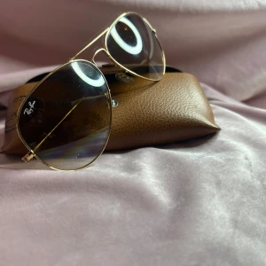 Solglasögon  - Jag säljer ett par fantastiska solglasögon från Ray-Ban, kända för sin ikoniska design och överlägsna kvalitet. Dessa solglasögon kombinerar klassisk charm med modern elegans och är det perfekta valet för att skydda dina ögon med stil. Oavsett om du 