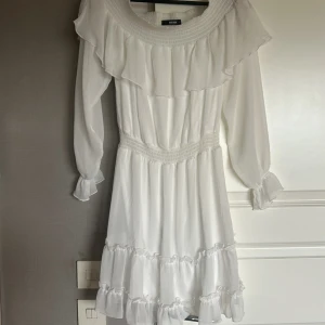 Somrig vit klänning - Säljer denna klänning då den inte används längre 🤍