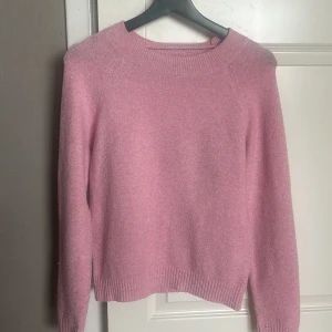 Rosa stickad tröja - Rosa stickad tröja som säljs då den inte kommer till användning, inte använd många gånger alls💕