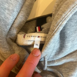 Tommy hilfiger hoddie - Oanvänd Tommy hilfiger hoddie Nypris är 1200kr säljer den för 600