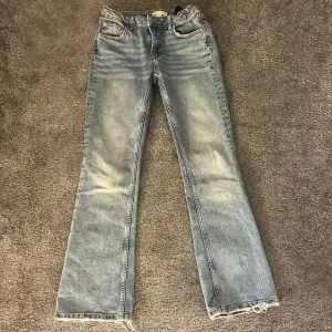 Jag säljer dessa snygga bootcut lågmidjade jeans från Gina Young i storlek 152. Använda några gånger men ingen som syns 💗 skriv om bild hur de ser ut på. Säljer dom för de blivit för små