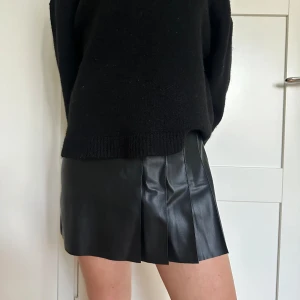 Skinnkjol - Säljer denna superfina kjolen i skinnimitation!! Aldrig använd🙌🏻🙌🏻