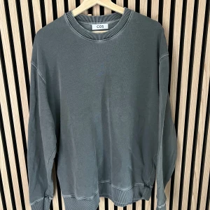 COS Sweatshirt  - Säljer nu min cos sweatshirt köpt 2023. Tröjan är använd ett fåtal gånger. Jag är 177cm och väger 75kg.