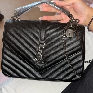 Ysl väska m dustbag - Helt ny och inte använd. Du får med dustbag. Ser precis ut som den riktiga modellen. Lång och kort kedja medföljer. Köparen står för frakten ❤️