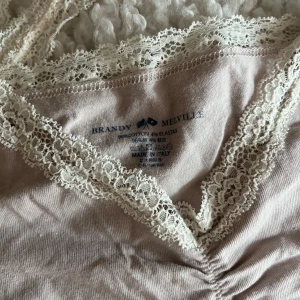 Brandy linne  - Ljus rosa linne från brandy melville med spets.   super gulligt, bara använt 2-3 gånger.