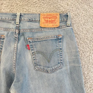 Lågmidjade Bootcut Levi’s Jeans - Midjemåttet tvärs över är 41/42 cm och innerbenslängden är 79/80 cm💕 Jeansen har slitningar högst upp vid insidan av benen, se bild 4, men det går säkert att laga, plus att eftersom att det är vid insidan av benen så tänker man inte på det så mycket💕