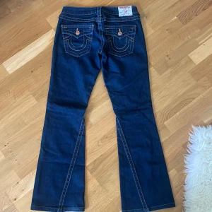 true religion jeans - säljer mina trueys i storlek 27 tjej modell. dom är lowwaist. dom är i jätte bra skick,  knappt använda. dom är bootcut. midjemått rakt över: 36cm innerbenmått: 77cm ytterbenmått: 95  