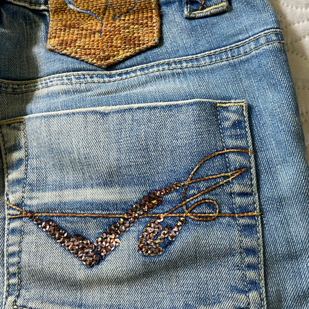 Supersnygga lågmidjade jeans från veromoda som passar till allt. Har tyvärr bestämt mig för att sälja, då dom blivit för stora för mig men hoppas att någon annan får användning av dem💞. Jeans & Byxor.