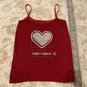 Y2K linne/topp - Säljer denna söta linne/topp eftersom den passar ej mig och används inte💕 Tråden på sidan har gått lite ut men annars är den i bra skick💕