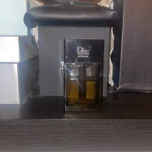 Säljer En dior  homme intense med ungefär 55ml kvar av 100 skriv i  vid fler frågor billigare vid snabb affär 