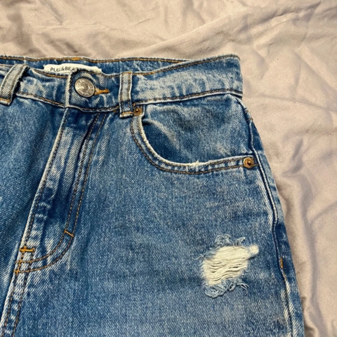 Blåa jeans med hål  - 92