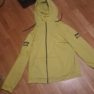 Sail racing hoodie - Xl, bra 8 av 10, en fläck på ainaodan av huvan som inte syns. Nypris1500. Använs fåtal gånger. Loga på ärmarna. Vill ha 900 men ka. Tänkta mig billigare vod snabbaffär!