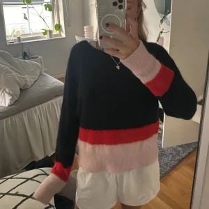 Stickad tröja  - Så fin stickad tröja från samsoe samsoe, med coola detaljer. Priset kan diskuteras!❤️