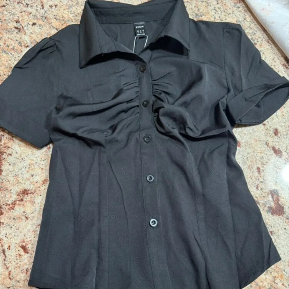 En jättefin svart figursydd skjorta i storlek S.  Skriv privat för mer info & bilder. Pris kan diskuteras.. Skjortor.