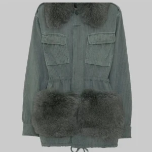 Custommade jacka - Säljer nu min Costummade jacka som jag köpt här på Plick! Fint skick, men saknar desvärre snören. Storlek S/M🩷 Skriv för ev. Frågor! (Har många som skriver till mig, om jag inte svarat eller råkat missa er, skicka iväg ett till meddelande).❤️