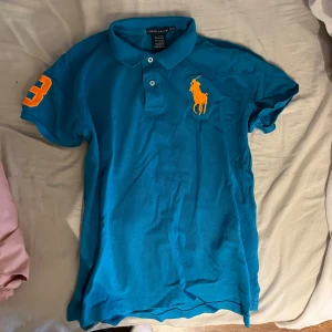 Ralph Lauren pikétröja  - Snygg Ralph lauren pikétröja. Inte mycket använd. Strl xl i amerikansk storlek  men mer som S/M. 100kr men pris kan diskuteras💕 Köparen står för frakt. 