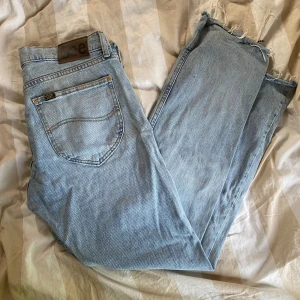 Lee Jeans  - Säljer dessa helt nya Lee jeans med snygga slitningar då som inte kommer till användning storleken är 33 34 (modellen på bild är 184 och 74KG) skriv för mer frågor och funderingar mvh Eddie ❤️