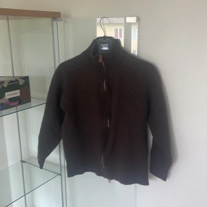 Bradford Tröja  - Säljer nu denna då den inte passar mig längre, storlek XL men passar bra med allt från M till L. Den skepnar sig efter den som har på sig den, så efter en tvätt så drar den sig efter dig. Priset är inte hugget i sten.