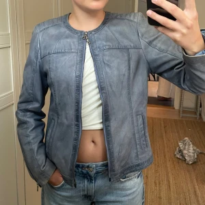 Skinnjacka - Blågrå skinnjacka med sömmar i axlarna🤍 Lappen har tyvärr försvunnit så vet inte vart den är ifrån eller storlek, men sitter bra på mig som har S. (Fler bilder finns vid intresse)