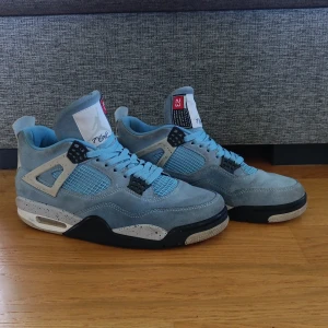 Jordan 4 university blue - Bra skick, behöver endast tvättas 🤝🏻