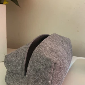 Stor grå necessär - Grå necessär med en liten väska som följer med i samma färg! 