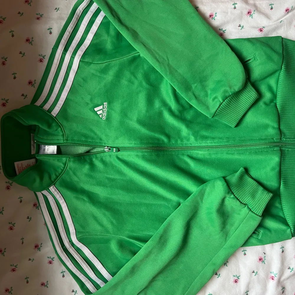 Snygg grön barn blixtlås (men kan även passa en xxs-s)tröja från adidas, köpt second hand med få defekter! 💕. Hoodies.