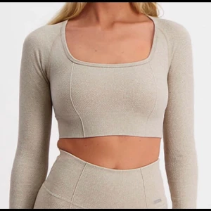 Aim’n tränings topp stl L NY! - Helt ny med tagg kvar stl L  Nyp 446:- plus frakt   Beige naturfärgad (se mitt foto) Säljer även en vit i samma stl  